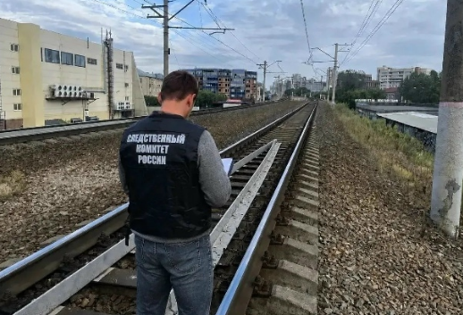 Следователи транспортного СК России осматривают железнодорожные пути на месте аварии