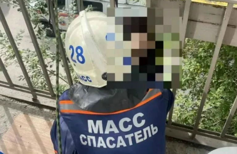 Специальный служебный автомобиль муниципальной аварийно-спасательной службы Новосибирска на выезде.