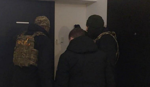 Зал судебных заседаний военного суда с государственной символикой Российской Федерации