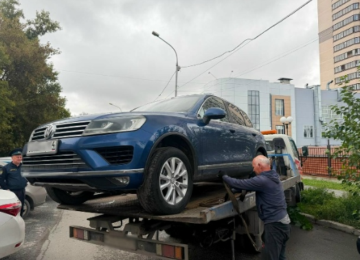 Судебные приставы Новосибирска проводят эвакуацию автомобиля должника