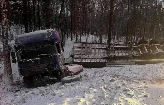 Поврежденный в результате лобового столкновения легковой автомобиль на зимней трассе