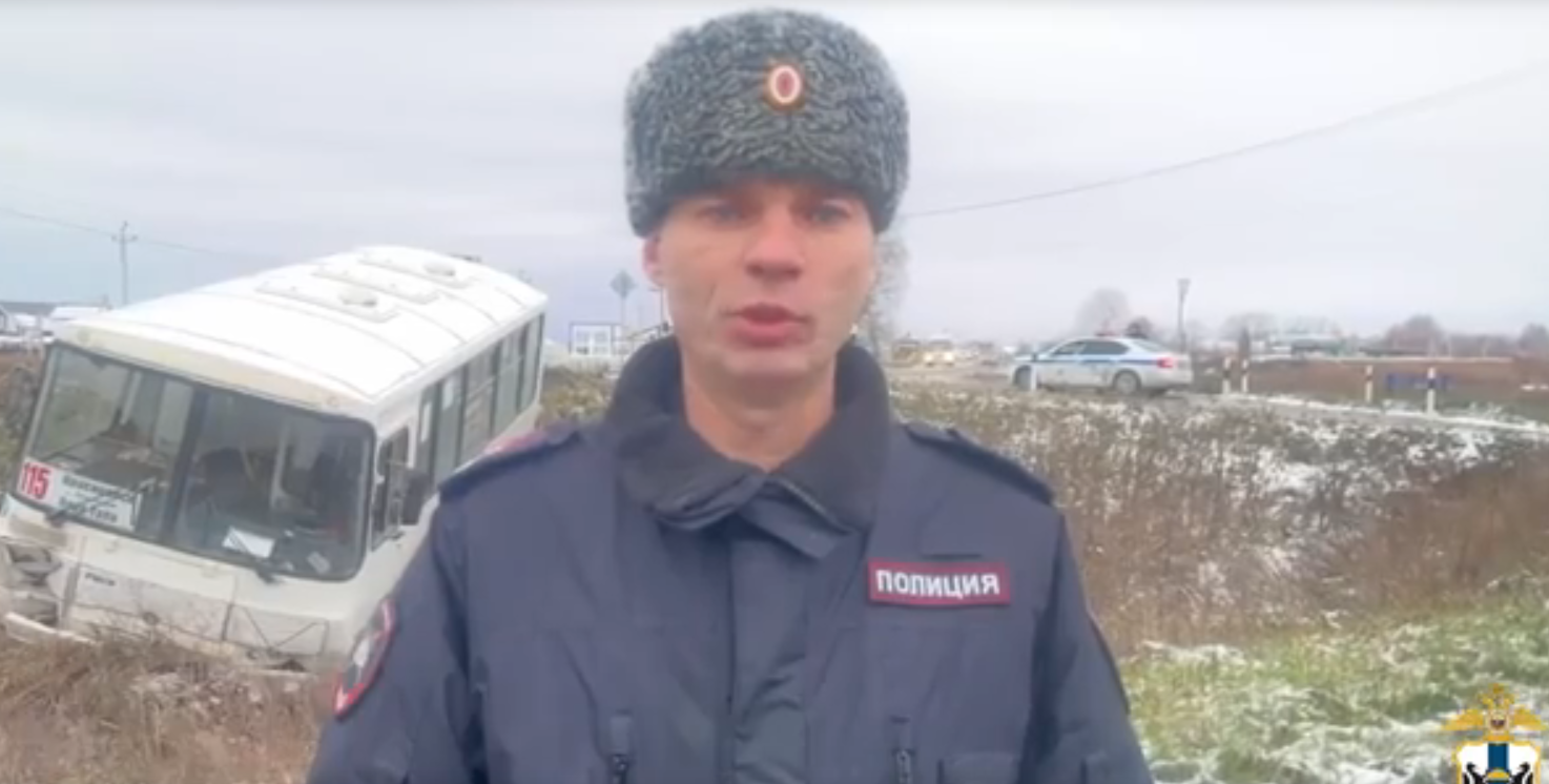 Рейсовый автобус №115 перевернулся в кювете на трассе под Новосибирском 26 октября 2026 года