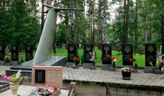Мемориал погибшим пассажирам и экипажу рейса Тель-Авив — Новосибирск на Заельцовском кладбище.