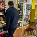 Изъятые сотрудниками полиции пачки контрафактных сигарет без акцизных марок во время рейда.