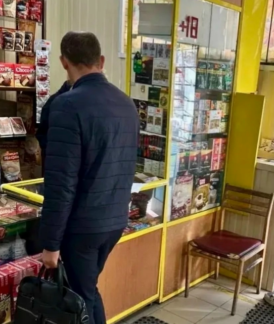 Изъятые сотрудниками полиции пачки контрафактных сигарет без акцизных марок во время рейда.